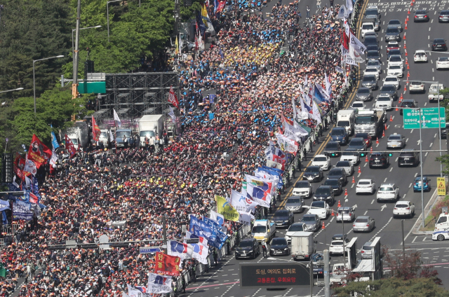 한국노총이 1일 서울 영등포구 여의대로에서 '2023 노동절 전국노동자대회'를 하고 있다. 연합뉴스