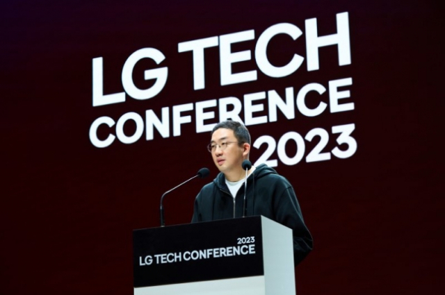 구광모 LG그룹 회장이 지난 3월 서울 마곡 LG사이언스파크에서 열린 'LG테크콘퍼런스'를 찾아 미래사업 분야 400명의 연구개발 인재들에게 오프닝 스피치를 하고 있다. 사진제공=LG