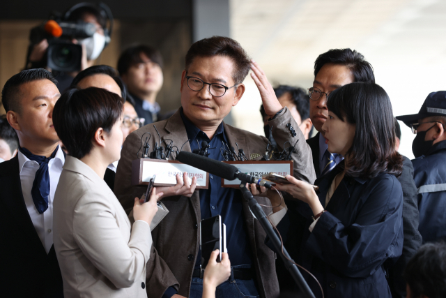 송영길 전 더불어민주당 대표가 2일 오전 서초구 서울중앙지방검찰청 앞에서 기자회견을 열고 발언하고 있다. 연합뉴스