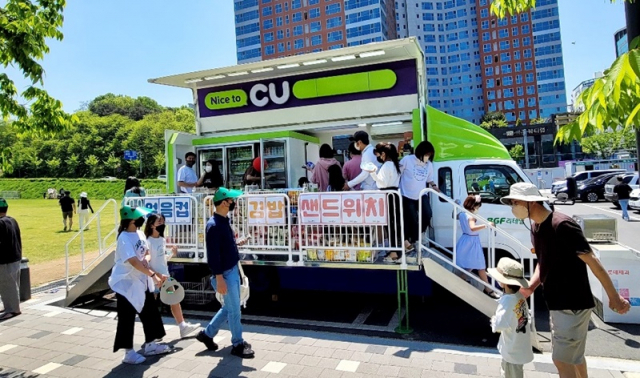 CU가 설치한 이동형 편의점에 시민들이 방문하고 있다. /사진제공=BGF리테일