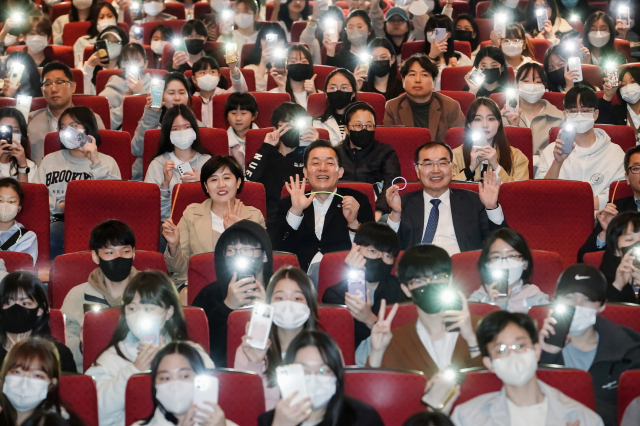 지난 4월8일 청소년문화센터에서 열린 수원청소년참여기구연합발대식에서 이재준 수원특례시장(가운데)과 청소년들이 휴대폰 손전등을 활용한 퍼포먼스를 펼치고 있다. 사진 제공 = 수원시