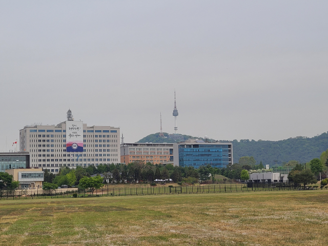 2일 용산어린이정원 잔디마당 북쪽으로 대통령실 청사와 남산타워가 보인다. / 사진=주재현 기자