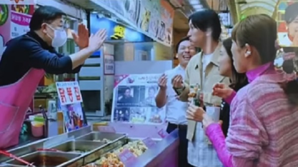 사용한 꼬치로 닭강정을 먹은 일본 개그맨의 행동을 말리는 가게 사장. 일본 TBS 방송화면 캡처