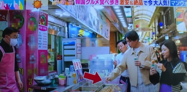 일본 개그맨이 사용한 꼬치로 매대의 닭강정을 집어먹고 있다. 일본 TBS 방송화면 캡처