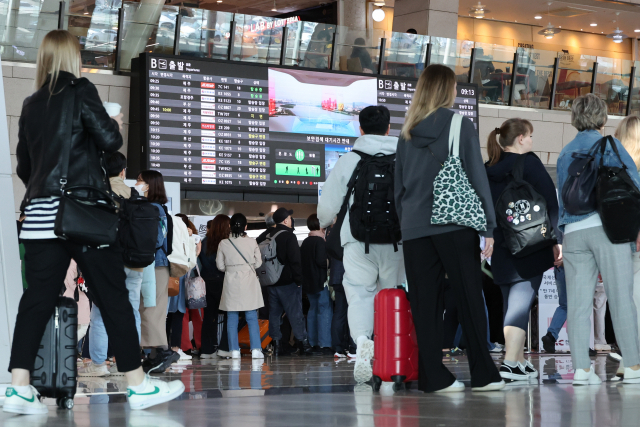 지난달 28일 오전 서울 김포공항 국내선 청사에 여행객들로 붐비는 모습. 연합뉴스