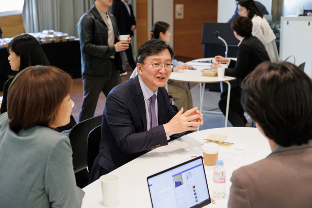 유홍림(가운데) 서울대 총장이 3일 서울 관악구 서울대미술관에서 기자 간담회를 열고 취재진과 담소를 나누고 있다. 사진 제공=서울대