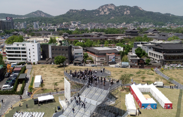 3일 서울 종로구 열린송현녹지광장에서 진행된 제4회 서울도시건축비엔날레 주제관 ‘하늘소’ 개장식에서 오세훈 서울시장 등 참석자들이 하늘소에 올라 전망을 감상하고 있다. 하늘소는 9월 서울비엔날레가 열리기 전까지 시민에게 북악산·인왕산 일대를 조망하고 휴식하는 공간으로 제공된다. 지상으로부터 12m 높이에 위치해 계단을 오르면서 경복궁·북한산·인왕산 등 주변 지형과 산세, 송현 부지와의 관계, 조선의 수도였던 ‘한양’이 산·강·바람·빛 등 자연적 요소를 어떻게 고려해 계획됐는지를 체감할 수 있도록 제안된 구조물로 ‘폐기물 없는 서울비엔날레’라는 목표에 맞춰 폐막 이후에도 구조물을 재사용할 수 있도록 조립·해체·확장·축소가 용이한 ‘금속비계’로 제작됐다. 연합뉴스