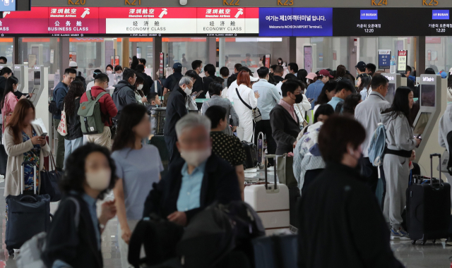 가정의 달 연휴를 맞아 2일 오전 인천국제공항 제1여객터미널 출국장 카운터에 이용객들이 줄을 서 있다. 연합뉴스