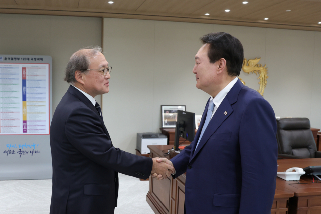 윤석열 대통령이 3일 서울 용산 대통령실 청사에서 아키바 다케오 일본 국가안전보장국장과 만나 악수하고 있다. /사진 제공=대통령실