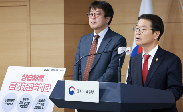 이정식(오른쪽) 고용노동부 장관이 3일 정부서울청사에서 상습체불근절대책을 발표하고 있다. 연합뉴스