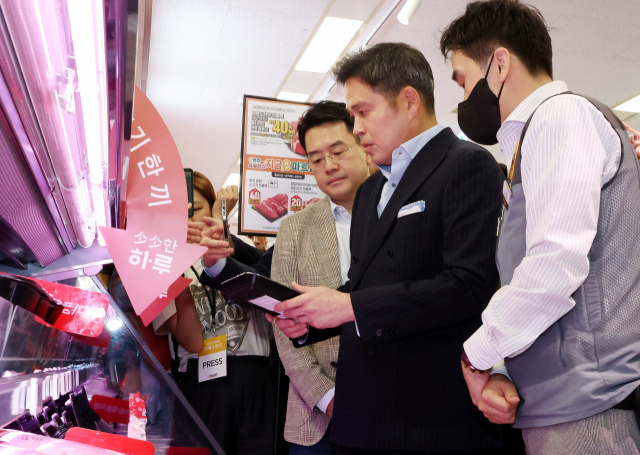 정용진 신세계 부회장이 3일 오후 인천시 연수구 이마트 연수점을 찾아 새로 단장한 정육 판매 부스를 살펴보고 있다. /연합뉴스