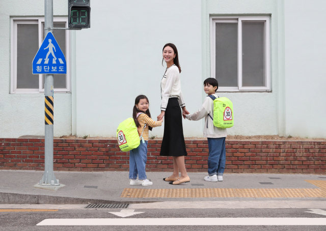 삼성전자가 가정의 달을 맞아 크라운제과와 협업해 어린이들의 교통사고 예방을 함께하는 '아이 LIKE 제트 봇 AI' 캠페인을 진행한다고 2일 밝혔다.연합뉴스