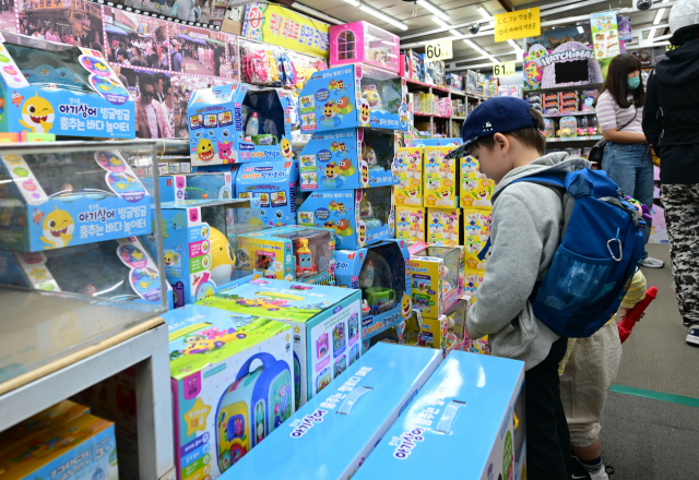 어린이날을 하루 앞둔 4일 서울 종로구 창신동문구완구시장을 찾은 어린이들이 장난감 등을 둘러보고 있다. 성형주 기자