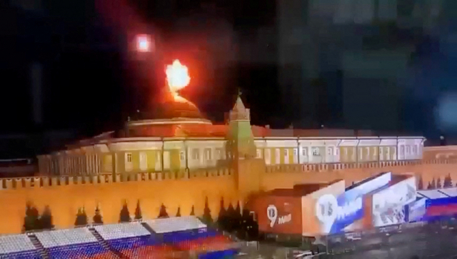 3일(현지 시간) 러시아 모스크바의 크렘린궁 대통령 관저 지붕 위에서 드론이 폭발해 화염이 치솟고 있다. 러시아는 우크라이나의 소행이라 주장하지만 볼로디미르 젤렌스키 대통령은 부인하고 있다. 로이터연합뉴스