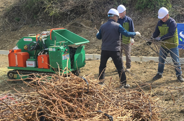 영농부산물을 파쇄기로 분쇄하고 있다. 사진제공=산림청