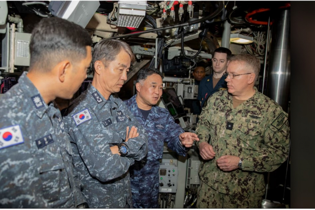 미국 국방부가 이수열(왼쪽 두 번째) 해군 잠수함사령관 소장과 릭 세이프(오른쪽) 미 7잠수함전단장, 다와라 다테키 일본 해상자위대 잠수함대사령관이 괌 미군 기지를 방문해 전략핵잠 '메인함(SSBN 741)'에 함께 탄 사실을 4일 공개했다. /사진 제공=미 국방부