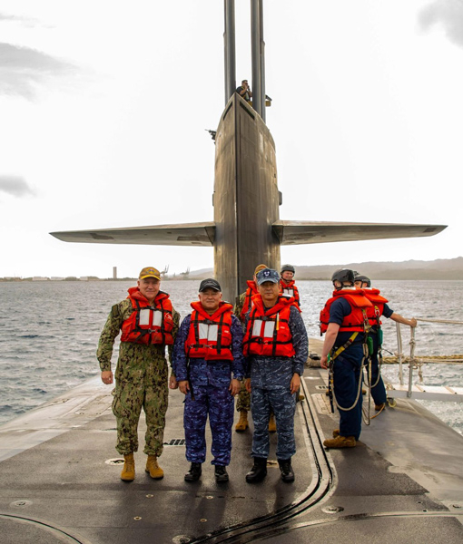 미국 전략핵잠인 메인함(SSBN 741)에 오른 한미일 잠수함사령관.