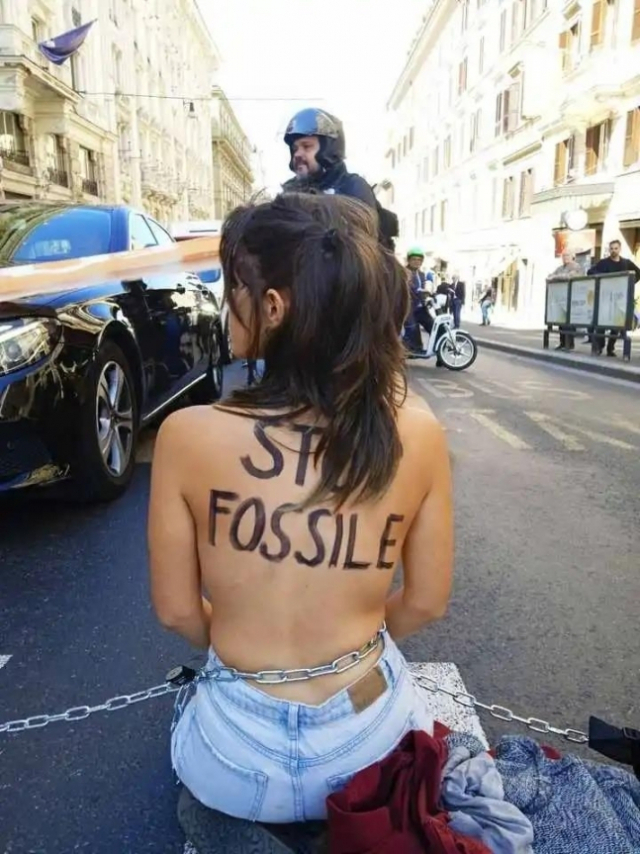 반나체로 로마 중심가서 '화석연료 사용 중단하라' 외친 환경단체