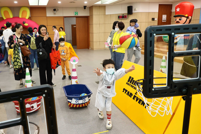 용인시가 5일 청사 1~3층에서 개최한 ‘2023 어린이날 대축제’ 행사에서 참가 어린이들이 에어바운스를 즐기고 있다. 사진 제공 = 용인시