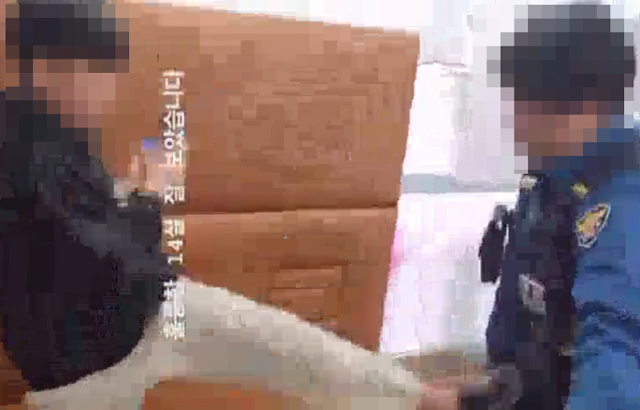 10대 소년 '경찰 폭행' 영상 확산에…유출자 찾겠다는 부모