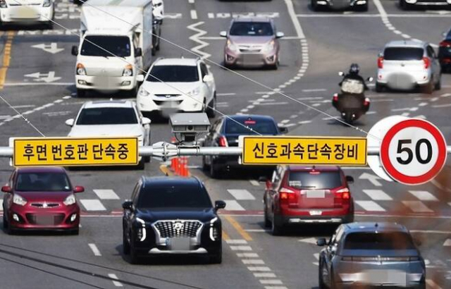 지난 3월29일 경기 수원시의 한 도로에서 후면 무인 교통단속 장비가 설치된 모습. 연합뉴스