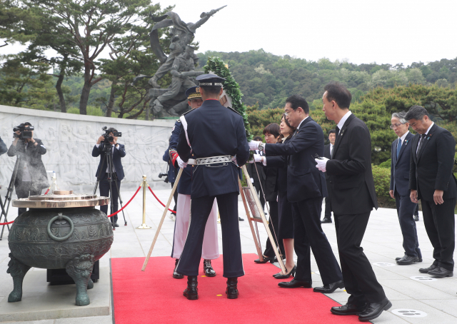 7일 오후 서울 동작구 국립서울현충원에서 방한 일정을 시작한 기시다 후미오 일본 총리와 기시다 유코 여사가 헌화를 하고 있다 . 1박 2일 일정으로 한국을 찾은 기시다 총리는 지난 3월 일본에서 열린 한일 정상회담 이후 50여 일 만에 서울에서 윤석열 대통령을 다시 만나 회담을 갖는다. 사진공동취재단