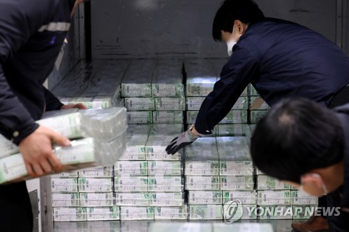 한국은행 관계자들이 지난 1월 설 명절을 앞두고 방출된 현금을 호송차에 싣고 있다./연합뉴스