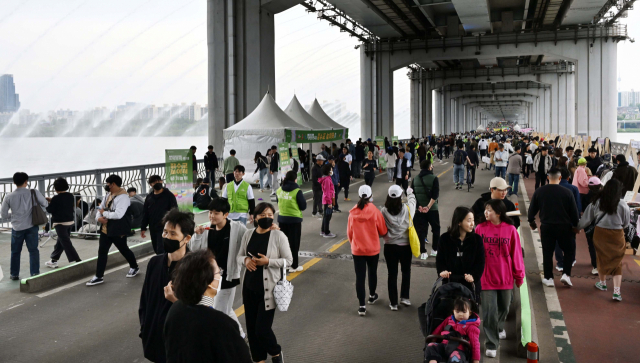 차 없는 잠수교 '뚜벅뚜벅 축제' 즐기는 시민들