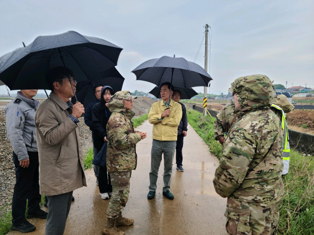 7일 팽성읍 노와리 F-16 추락사고 현장을 찾아 현황을 살펴보는 정장선 평택시장(가운데 노란 점퍼). 사진 제공 = 평택시 제공