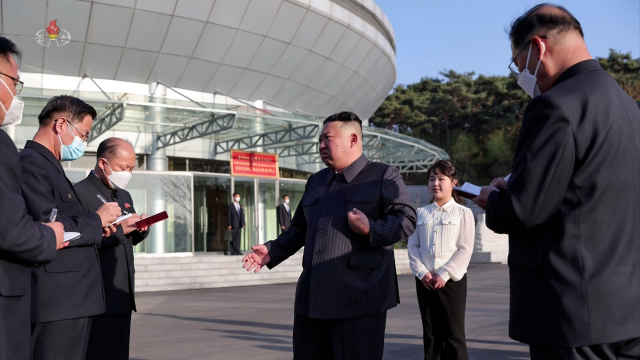 김정은 북한 국무위원장이 지난달 18일 국가우주개발국을 현지 지도하고 “4월 현재 제작 완성된 군사 정찰위성 1호기를 계획된 시일 안에 발사할 수 있도록 비상설 위성발사준비위원회를 구성하고 최종 준비를 다그쳐 끝내”라고 밝혔다고 조선중앙TV가 19일 보도했다. 조선중앙TV·연합뉴스