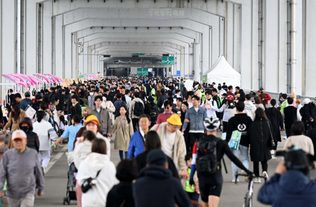 차 없는 잠수교 '뚜벅뚜벅 축제' 개막