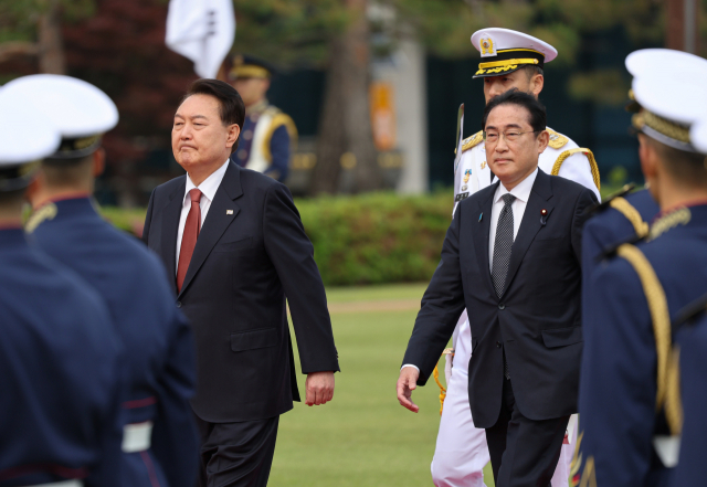 윤석열 대통령과 기시다 후미오 일본 총리가 7일 서울 용산 대통령실 청사 앞뜰에서 열린 공식 환영식에서 의장대를 사열하고 있다. / 연합뉴스