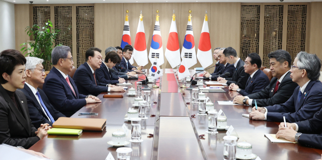 윤석열 대통령과 기시다 후미오 일본 총리가 7일 서울 용산 대통령실 청사에서 확대정상회담을 하고 있다. / 연합뉴스