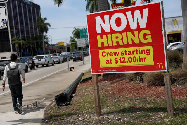 미국 플로리다주 마이애미의 한 맥도날드 매장 앞에 구인 팻말이 서 있다. AFP연합뉴스