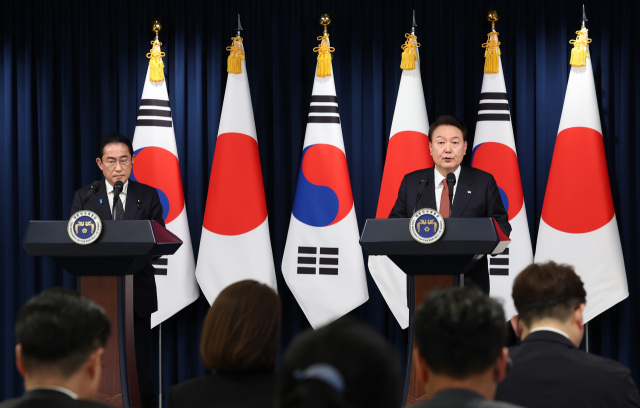 윤석열 대통령과 1박2일 일정으로 한국을 찾은 기시다 후미오 일본 총리가 7일 서울 용산 대통령실 청사에서 공동 기자회견을 하고 있다. 연합뉴스