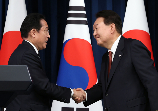 윤석열 대통령과 1박 2일 일정으로 한국을 찾은 기시다 후미오 일본 총리가 7일 서울 용산 대통령실 청사에서 열린 공동 기자회견이 끝난 뒤 악수하고 있다. 연합뉴스