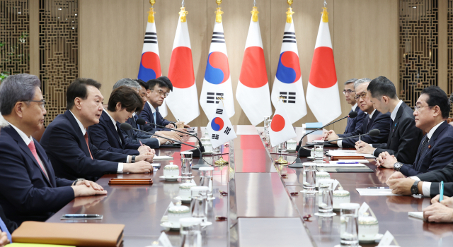 윤석열 대통령과 1박2일 일정으로 한국을 찾은 기시다 후미오 일본 총리가 7일 서울 용산 대통령실 청사에서 한일 정상 확대 회담을 하고 있다./연합뉴스