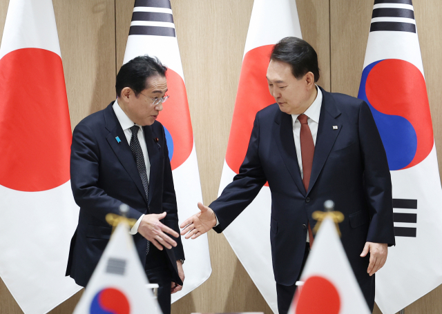 윤석열 대통령과 기시다 후미오 일본 총리가 7일 서울 용산 대통령실에서 열린 한일 확대정상회담에 앞서 악수를 나누고 있다. / 연합뉴스