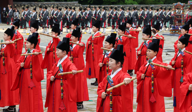 7일 종묘대제애서 악사들이 종묘제례악을 연주 중이다. 연합뉴스