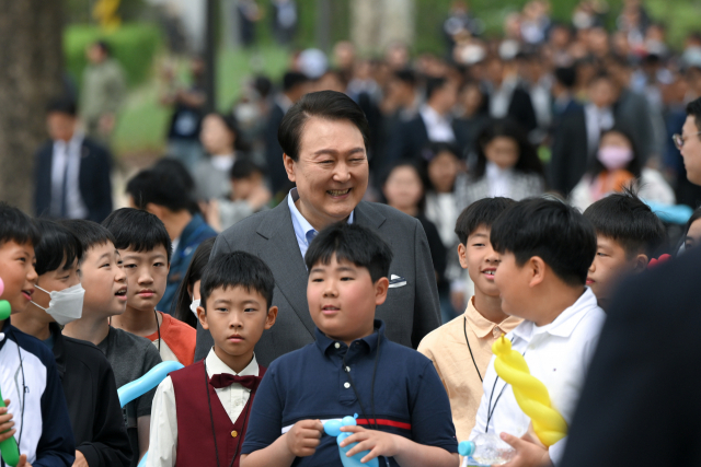 윤석열 대통령이 4일 서울 용산 대통령실의 앞마당에 조성된 용산 어린이정원 개방행사에서 어린이들과 함께 환하게 웃고 있다. 대통령실통신사진기자단