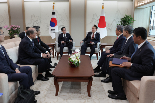 윤석열 대통령과 기시다 후미오 일본 총리가 7일 서울 용산 대통령실 청사에서 소인수 회담을 하고있다. / 사진제공=대통령실