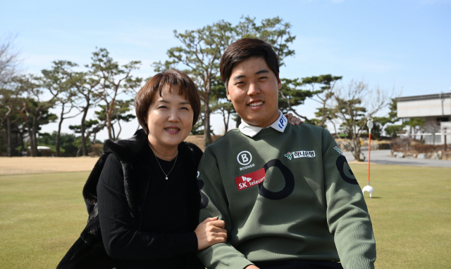 발달장애 골퍼 이승민(오른쪽)과 어머니 박지애 씨. 용인=오승현 기자