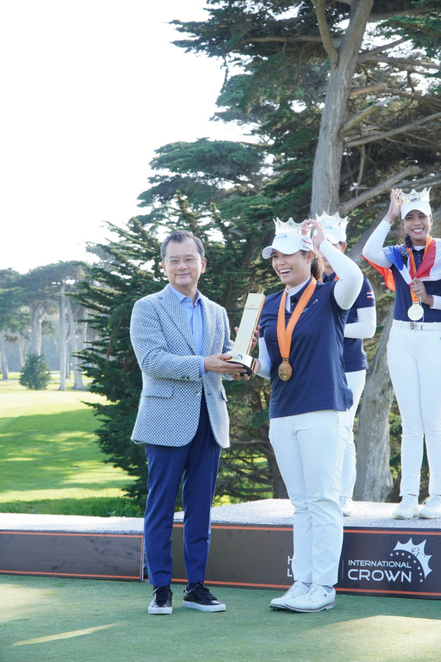 7일(현지시간) 미국 샌프란시스코에 위치한 TPC 하딩파크에서 열린 ‘한화 라이프플러스 인터내셔널 크라운’ 대회를 마치고 대회장인 여승주(왼쪽) 한화생명 대표이사가 대회 MVP인 태국의 아리야 주타누간 선수에게 63빌딩을 본떠 만든 트로피를 수여하고 있다. 사진 제공=한화생명