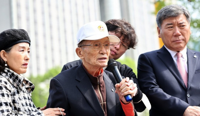 지난달 17일 서초구 법원삼거리 앞에서 열린 ‘31개월만에 열리는 탈북 국군포로 5인의 북한 상대 손해배상 2차 소송 첫 재판 관련 기자회견’에서 원고인 김성태 어르신이 발언하고 있다. 연합뉴스