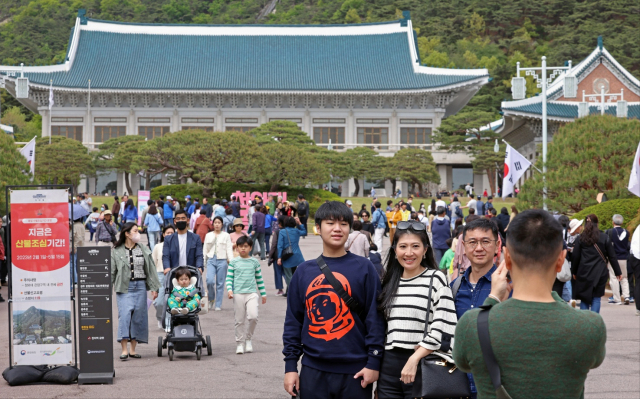 청와대를 외국인 관광객들이 둘러보고 있다. 사진 제공=문체부