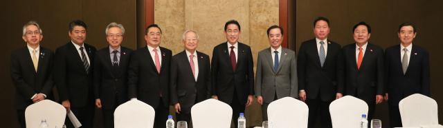 '기시다 후미오 일본 총리·한국 경제인 간담회' 참석자들이 8일 소공동 롯데호텔에서 기념촬영을 위해 나란히 서있다. 왼쪽부터 아이보시 고이치 주한일본대사, 기하라 세이지 일본 내각관방 부장관, 최진식 한국중견기업연합회 회장, 구자열 한국무역협회 회장, 손경식 한국경영자총협회 회장, 기시다 후미오 일본 총리, 김병준 전국경제인연합회 회장직무대행, 최태원 대한상공회의소 회장, 김기문 중소기업중앙회 회장, 김윤 한일경제협회 회장. 사진 제공=한국무역협회