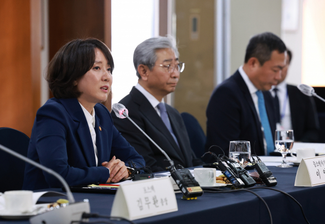 이영(왼쪽) 중소벤처기업부 장관이 8일 한국프레스센터에서 열린 글로벌 혁신특구 조성 방안 간담회에 참석해 발언하고 있다. 연합뉴스