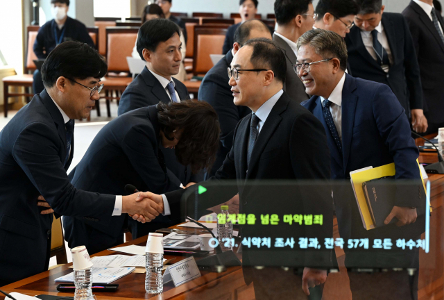 이원석 검찰총장이 8일 오전 서울 서초구 대검찰청에서 열린 전국 마약 전담 부장검사 회의에서 참석자들과 인사하고 있다. 권욱 기자 2023.05.08