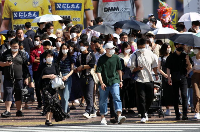 일본 도쿄도 소재 시부야역 앞 교차로에서 사람들이 길을 건너고 있다. 연합뉴스