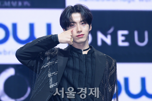 그룹 원어스(ONEUS) 시온이 8일 오후 서울 광진구 예스24 라이브홀에서 열린 미니 9집 ‘피그말리온(PYGMALION)’ 쇼케이스에서 포즈를 취하고 있다. 김규빈 기자